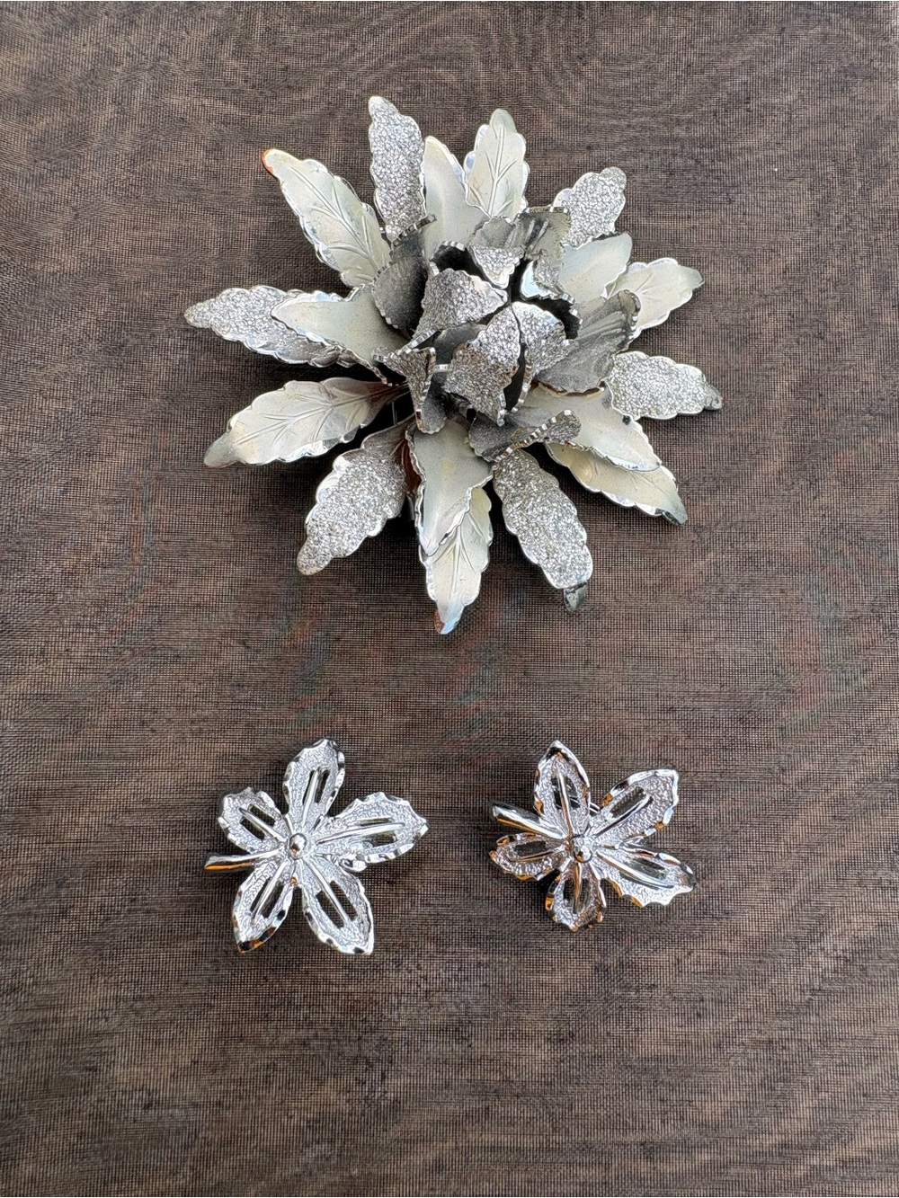 Silver Floral Brooch and leaf earrings – Sparkling Silver Flower Pins